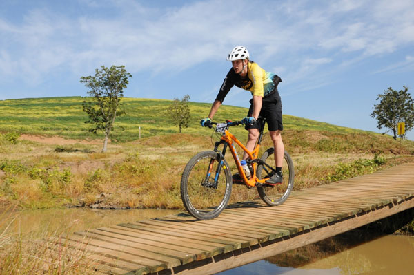 Louis-Bresler Knipe in action at the ISUZU MTB Enduro on Saturday, 05 September 2015. Photo: Jetline Action Photo