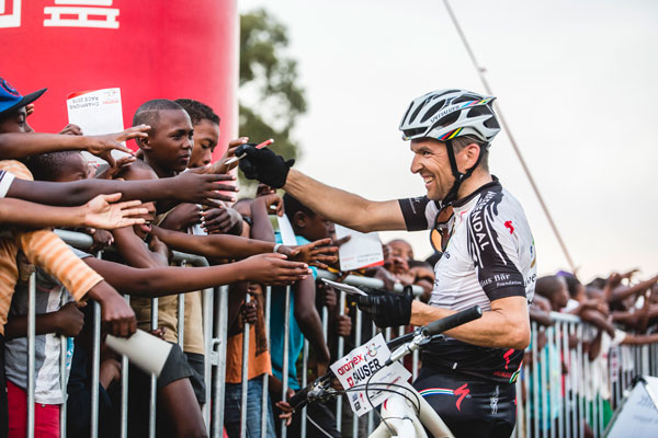 Christoph Sauser interacting with kids from Kayamandi after the MTO songo.info Champions Race.