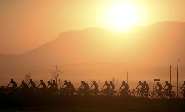 Dry, dusty conditions greeted the riders on Stage 1 of the DUTOIT Tankwa Trek international mountain bike stage race in the Koue Bokkeveld region of the Western Cape on Friday. Photo: www.zooncronje.com